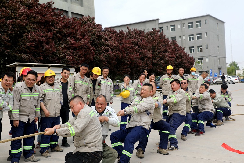 富平公司職工拔河比賽“燃”爆來(lái)襲