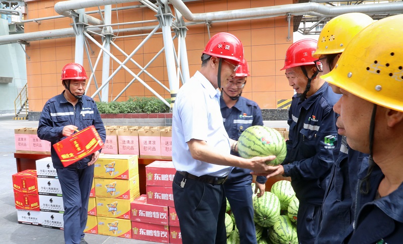 送清涼 聚合力 解難題 鼓干勁——張超暉走進(jìn)基層慰問(wèn)一線(xiàn)職工并調(diào)研指導(dǎo)工作